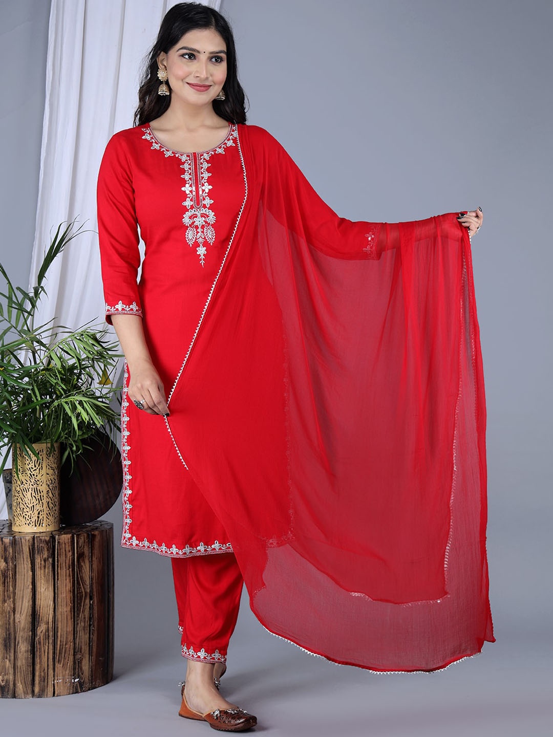 

IkDaiya Ethnic Motifs Embroidered Sequinned Kurta with Trousers & With Dupatta, Red