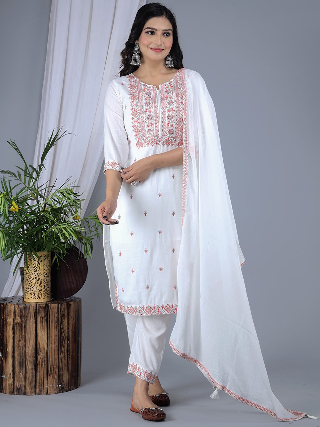 

IkDaiya Floral Embroidered Regular Straight Kurta & Trousers With Dupatta, White