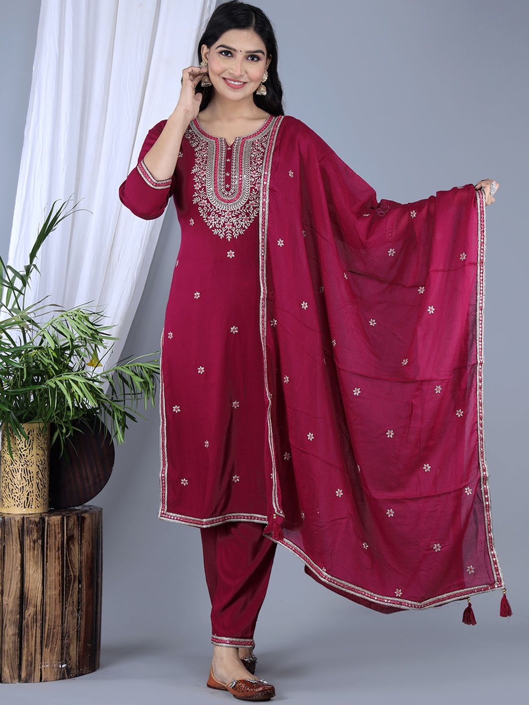 

IkDaiya Floral Embroidered Regular Straight Kurta & Trousers With Dupatta, Maroon