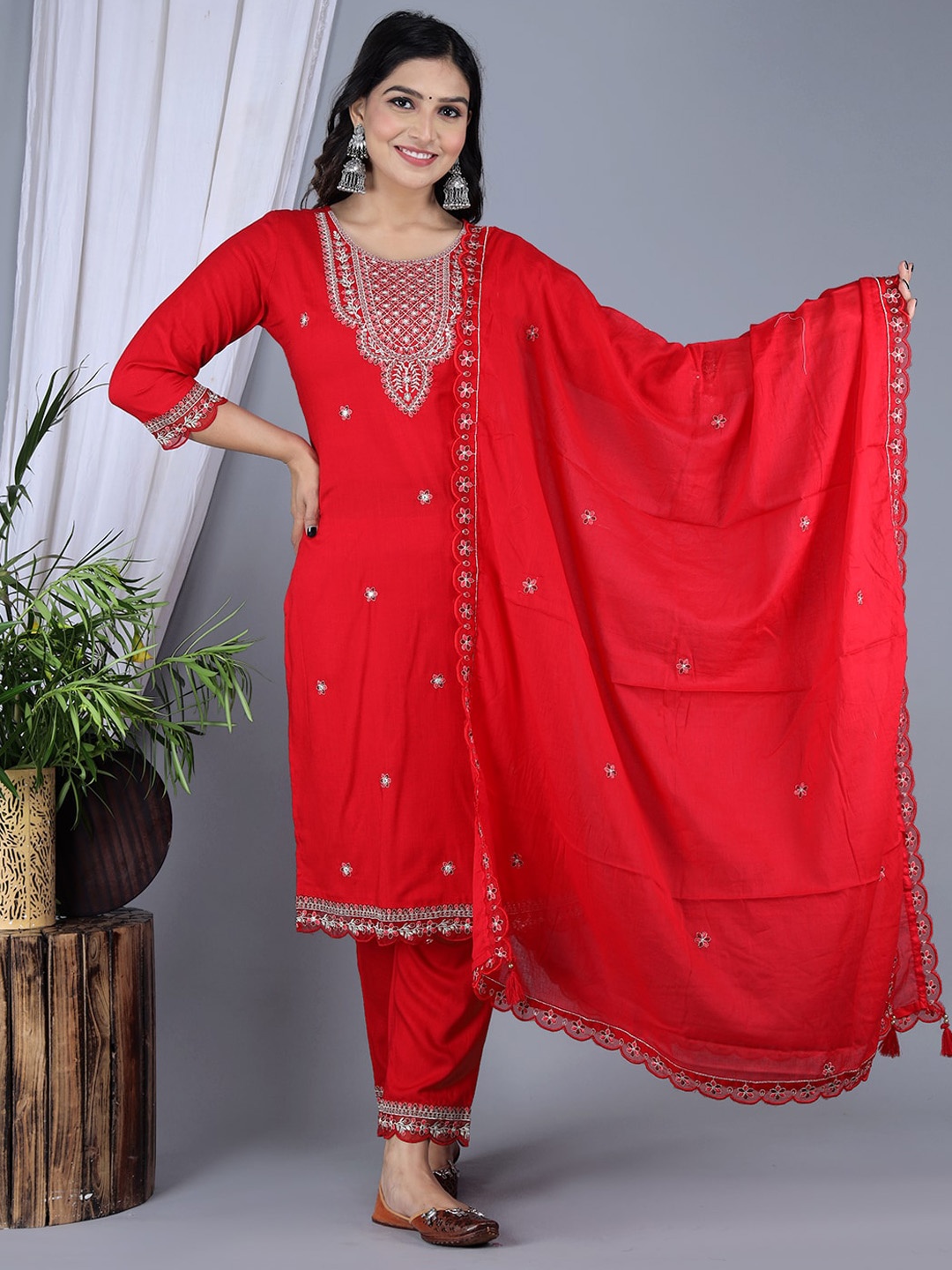 

IkDaiya Ethnic Motifs Embroidered Regular Sequinned Kurta with Trousers & Dupatta, Red