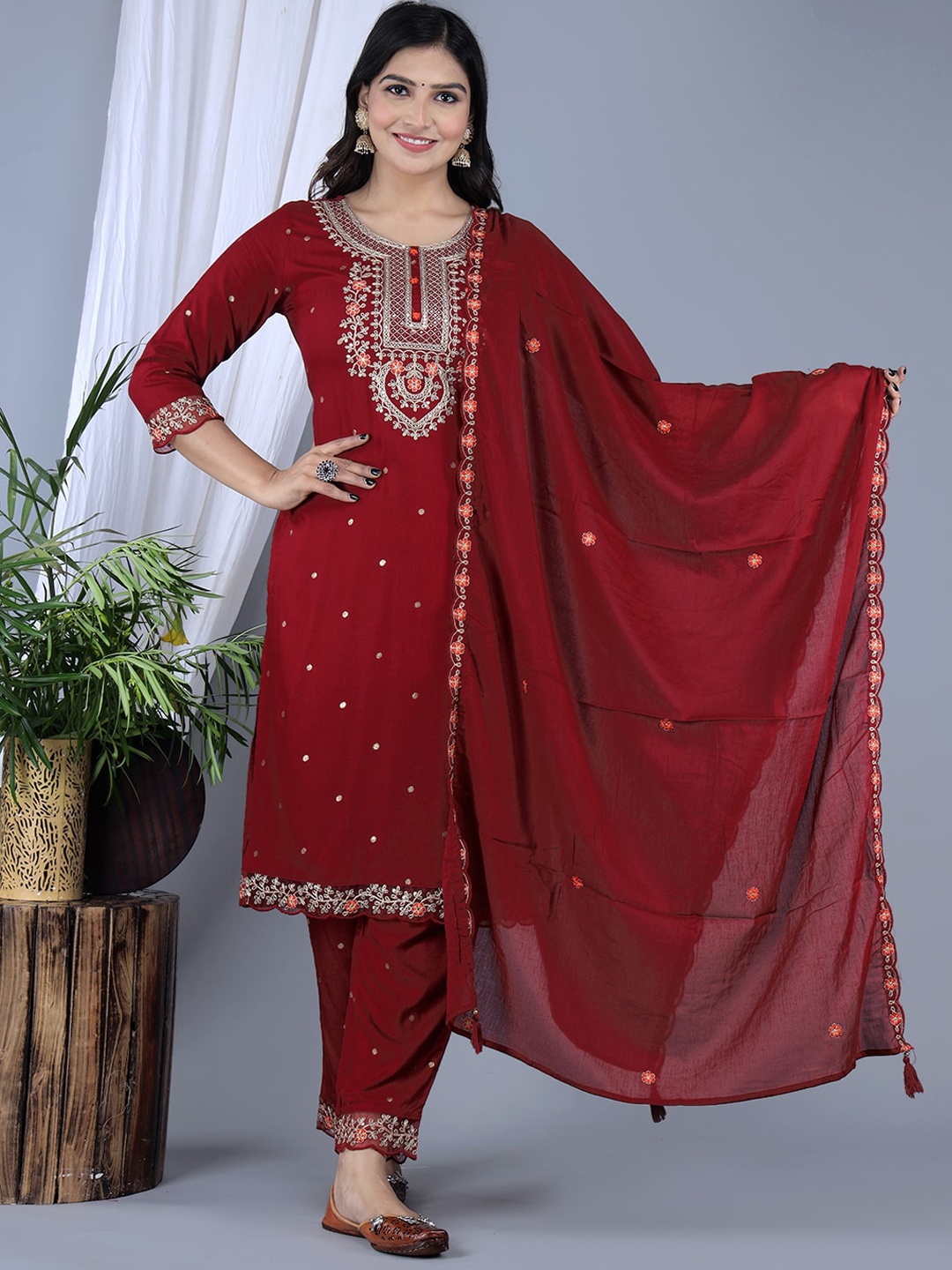 

IkDaiya Ethnic Motifs Woven Design Thread Work Straight Kurta & Trousers With Dupatta, Maroon