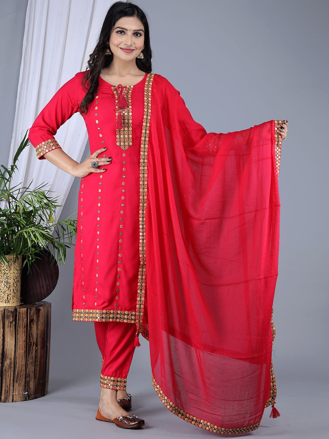 

IkDaiya Ethnic Motifs Embroidered Thread Work Kurta with Trousers & Dupatta, Pink