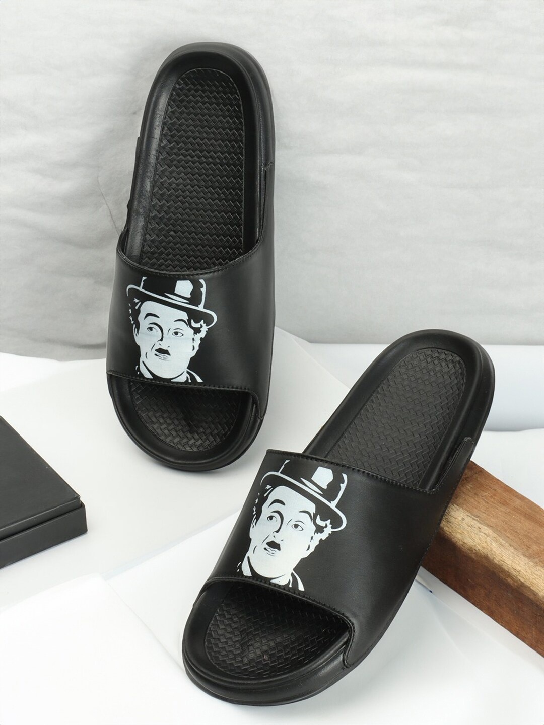 

PERY PAO Men Printed Sliders, Black