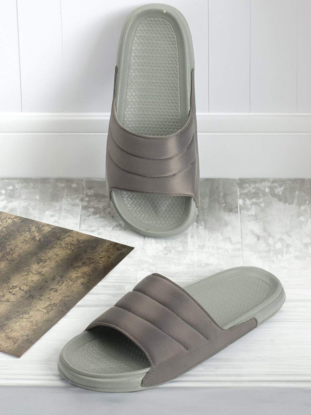 

PERY PAO Men Striped Sliders, Grey
