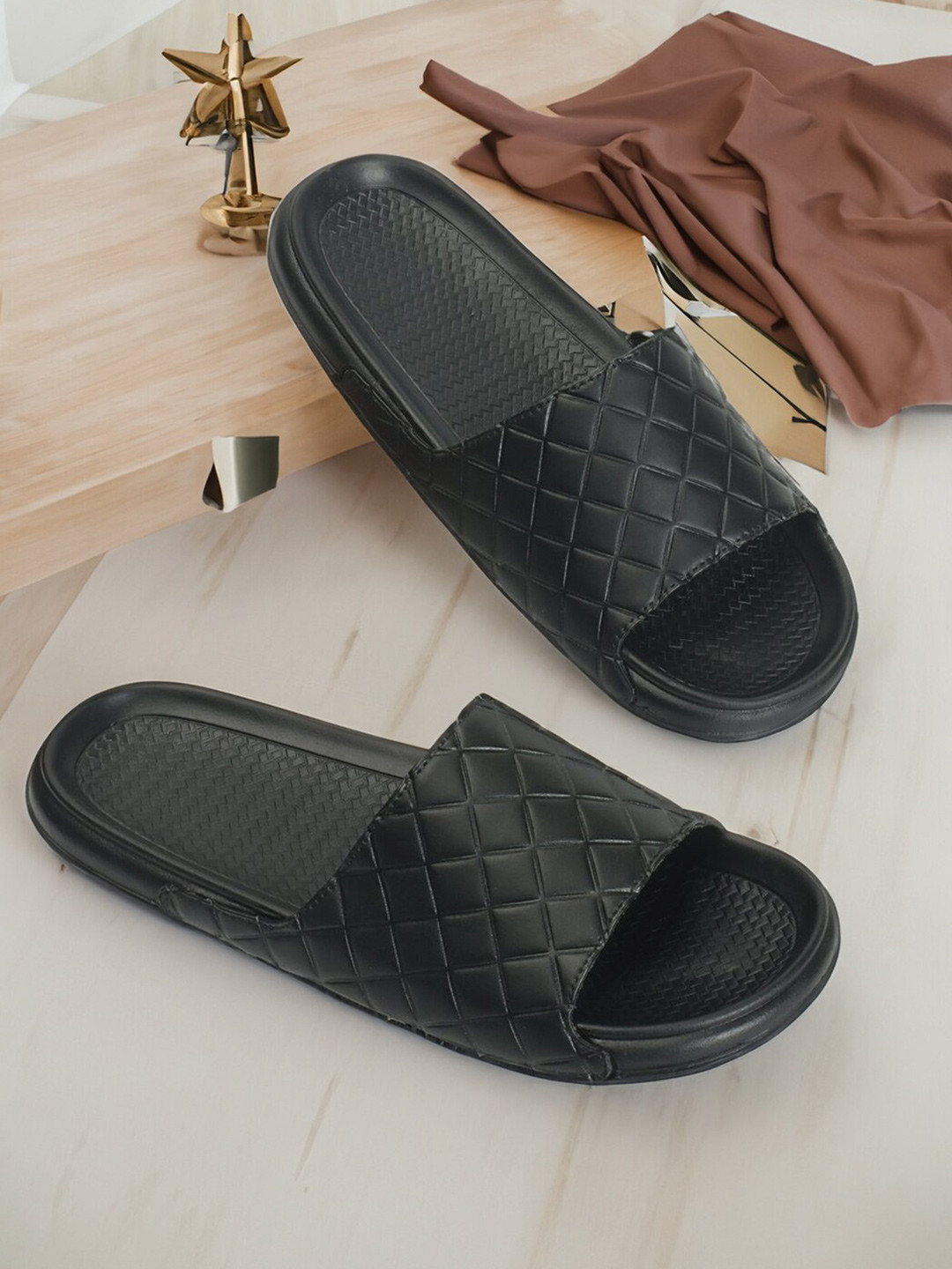 

PERY PAO Men Self Design Sliders, Black