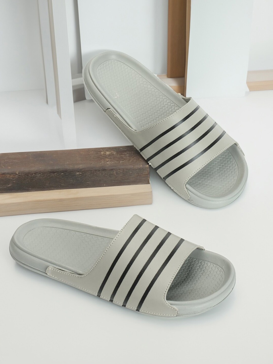 

PERY PAO Men Striped Sliders, Grey