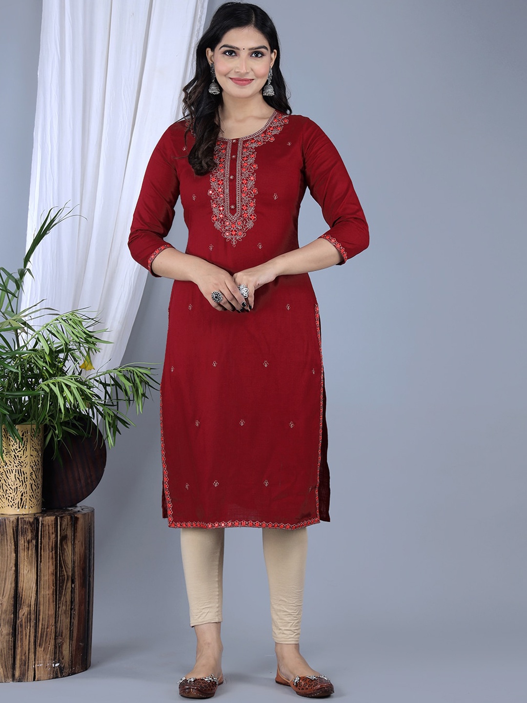 

IkDaiya Floral Embroidered Straight Kurta, Maroon