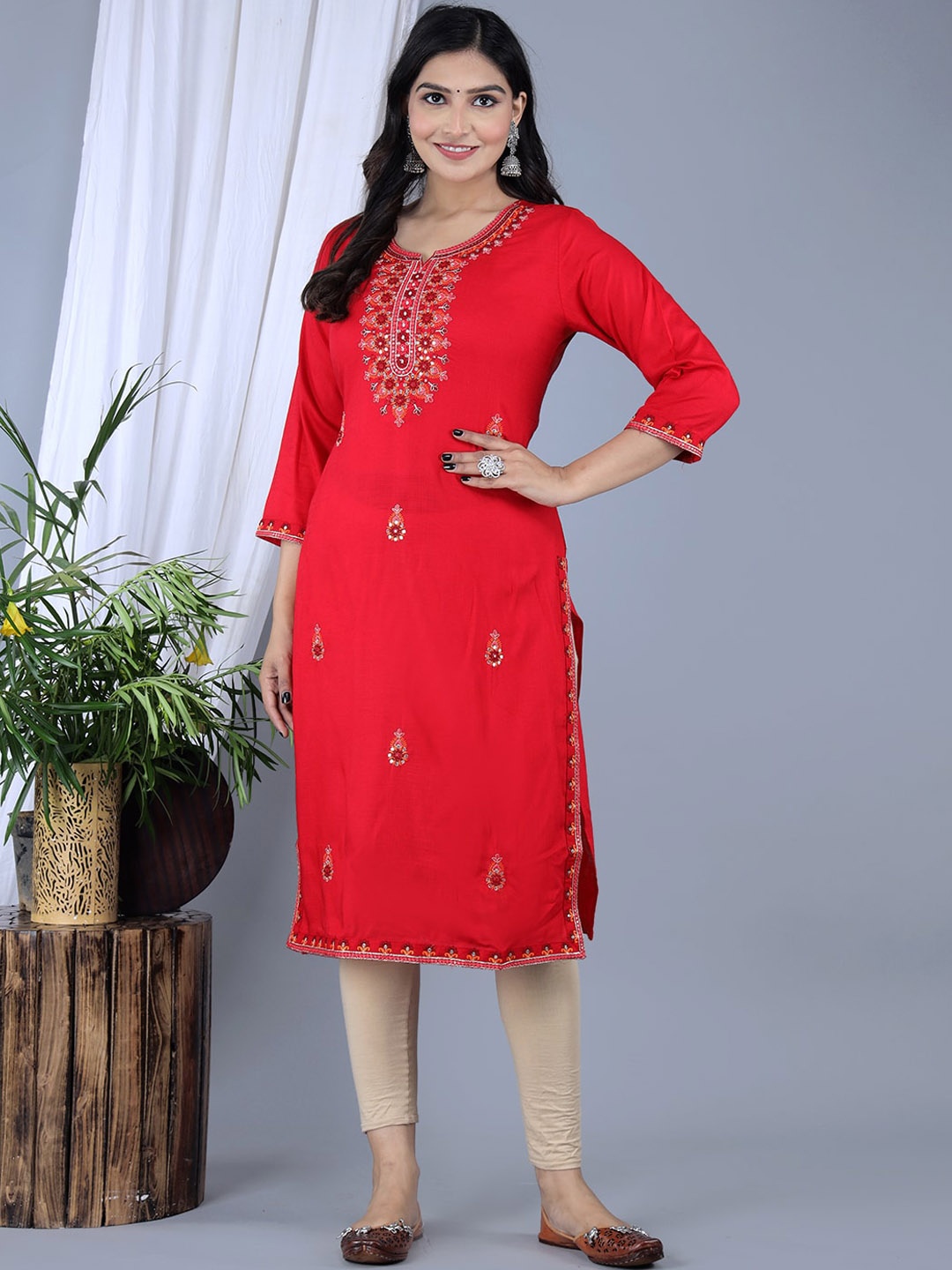 

IkDaiya Ethnic Motifs Embroidered Sequinned Kurta, Red