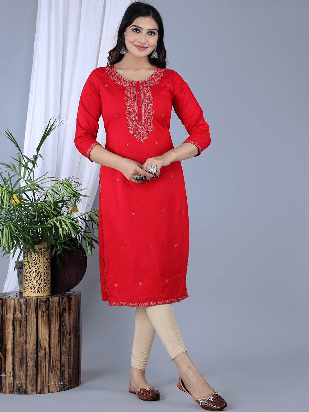 

IkDaiya Floral Embroidered Straight Kurta, Red