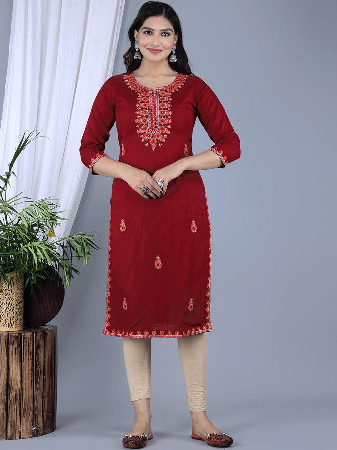 

IkDaiya Ethnic Motifs Embroidered Sequinned Straight Kurta, Maroon