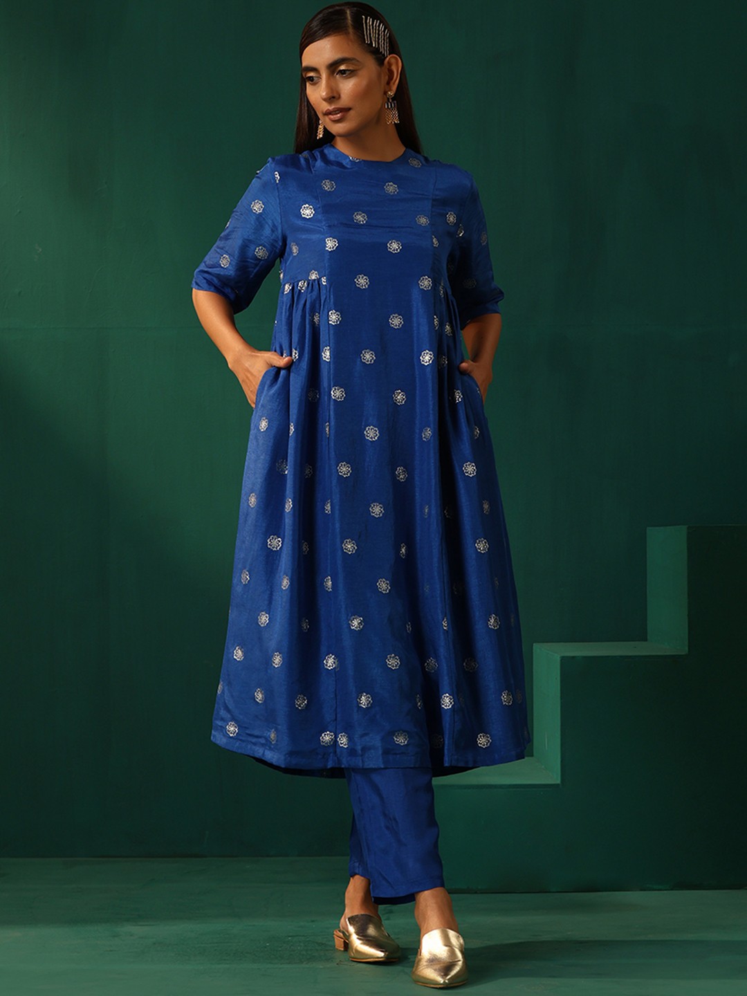 

trueBrowns Floral Woven Design Pleated Kurta with Trousers, Navy blue