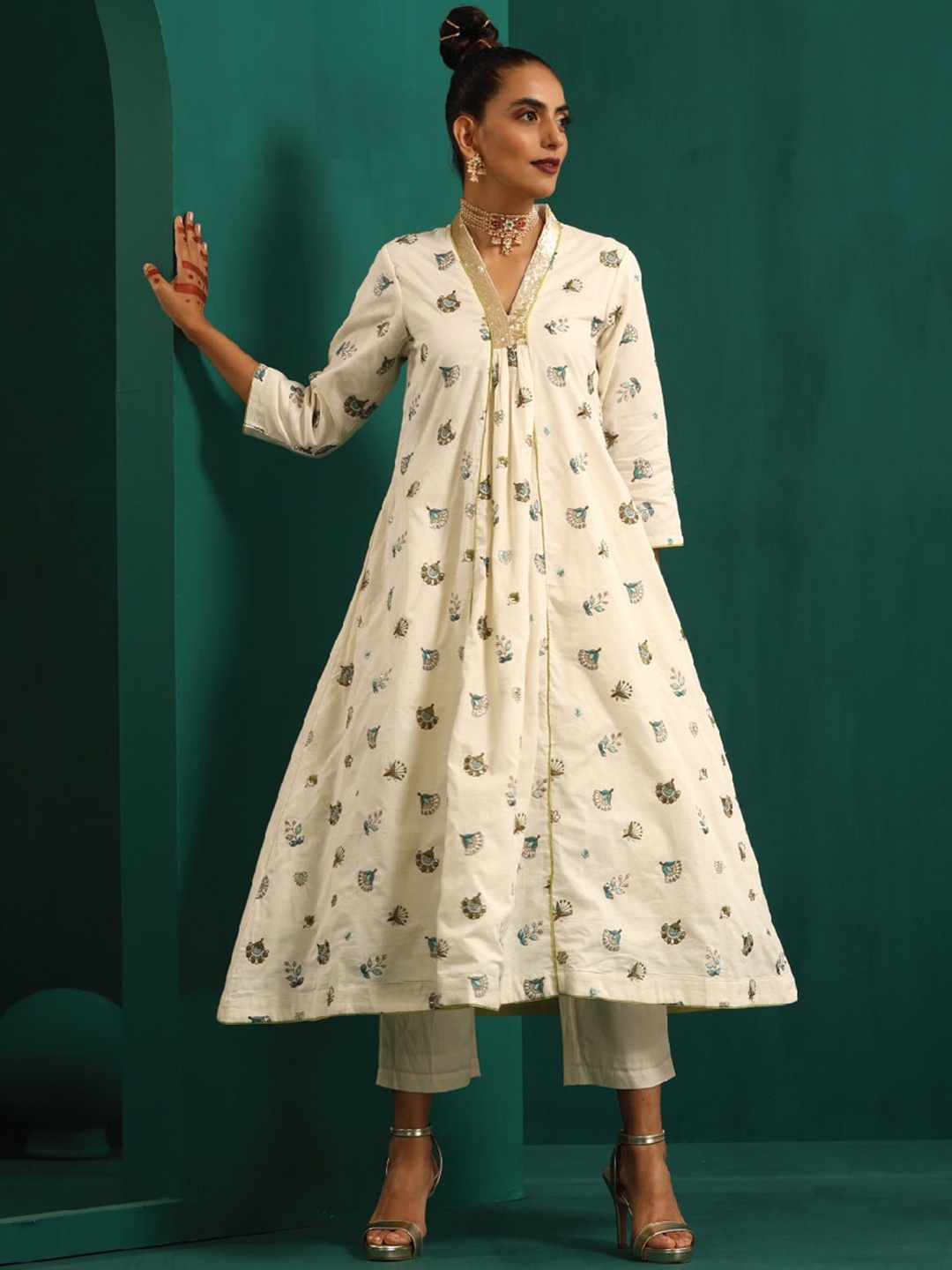 

trueBrowns Floral Printed Regular Pure Cotton A-Line Kurta with Trousers, Off white