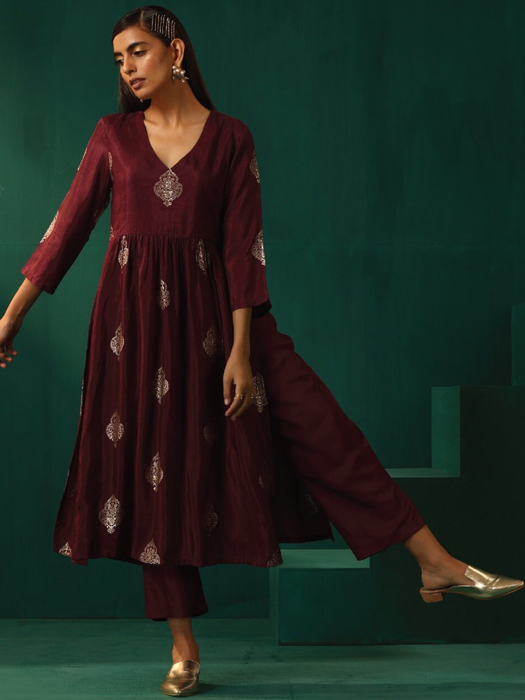 

trueBrowns Ethnic Motifs Woven Design Regular A-Line Kurta with Trousers, Burgundy