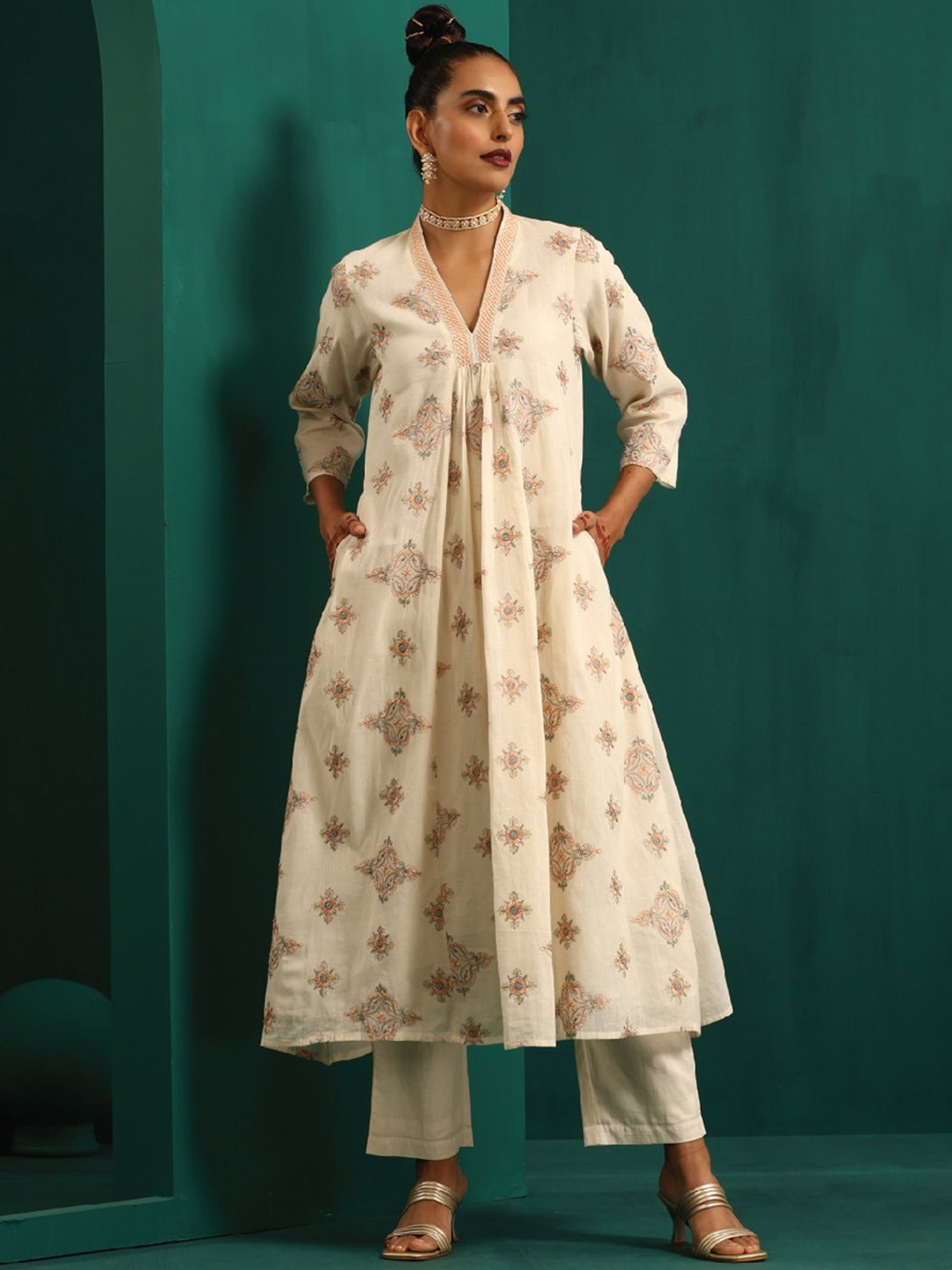

trueBrowns Floral Embroidered Regular Pure Cotton Kurta with Trousers, Off white