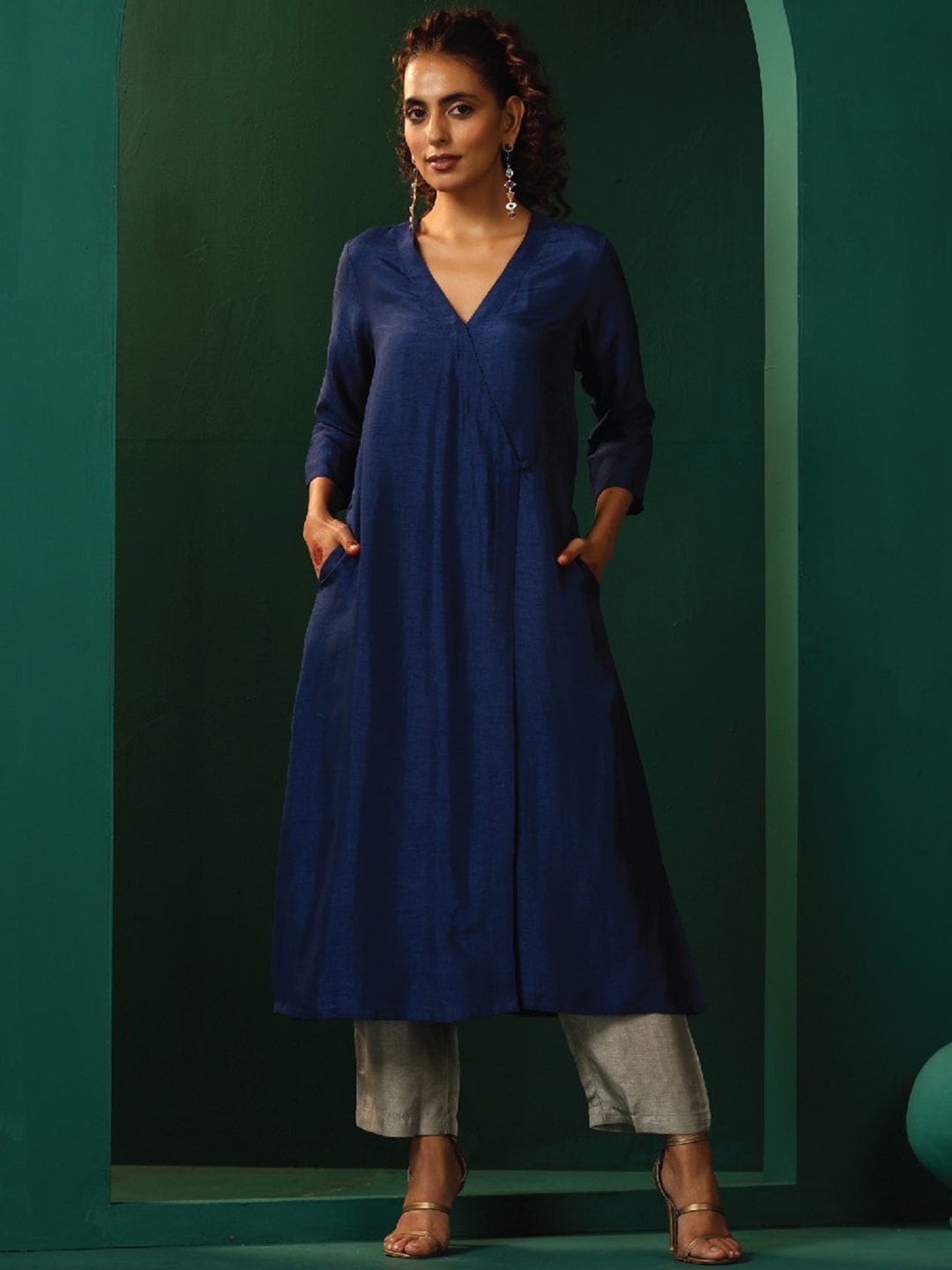 

trueBrowns V-Neck Angrakha Kurta with Trousers, Blue