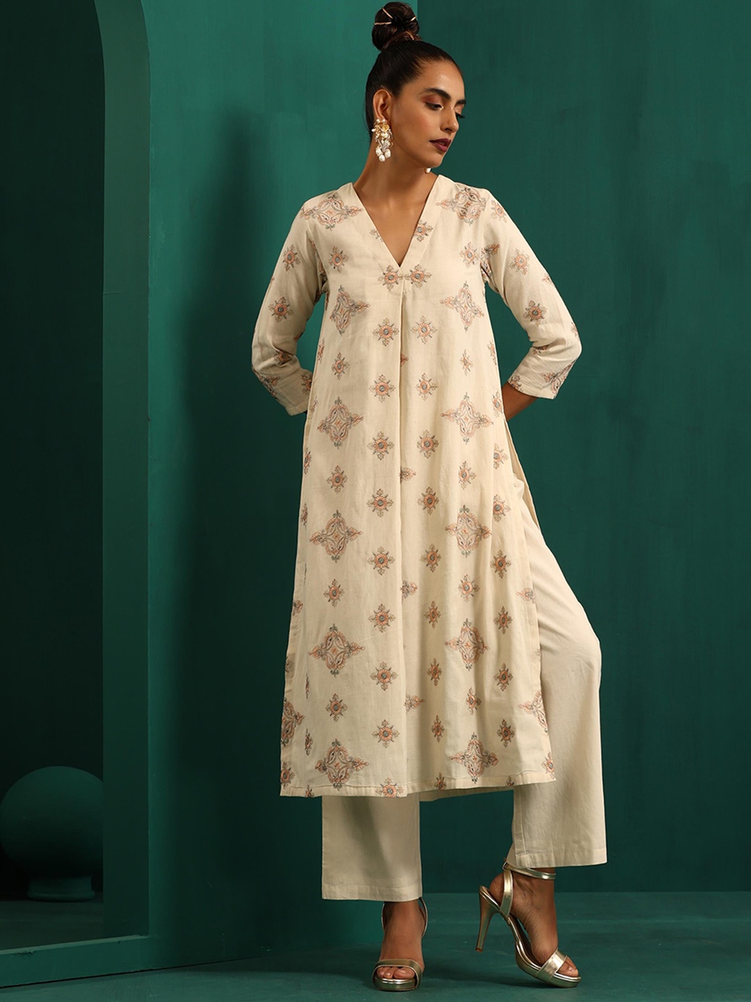 

trueBrowns Ethnic Motifs Printed V-Neck Pure Cotton Kurta with Palazzos, Off white