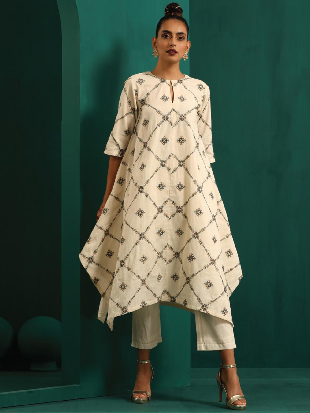 

trueBrowns Ethnic Motifs Printed Keyhole Neck Pure Cotton Kurta with Trousers, Off white