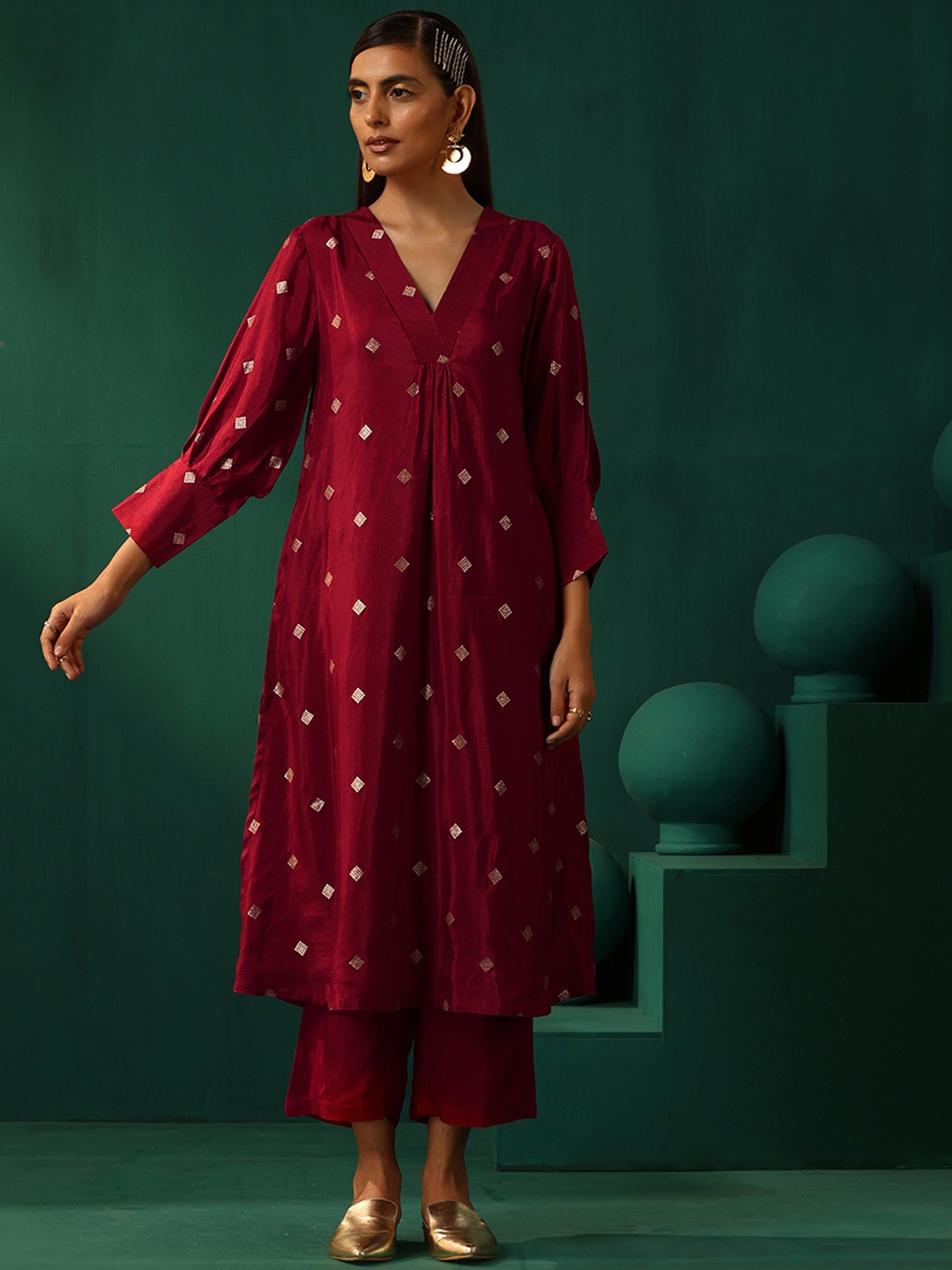 

trueBrowns Ethnic Motifs Printed V-Neck Puffed Sleeves Kurta with Trousers, Maroon