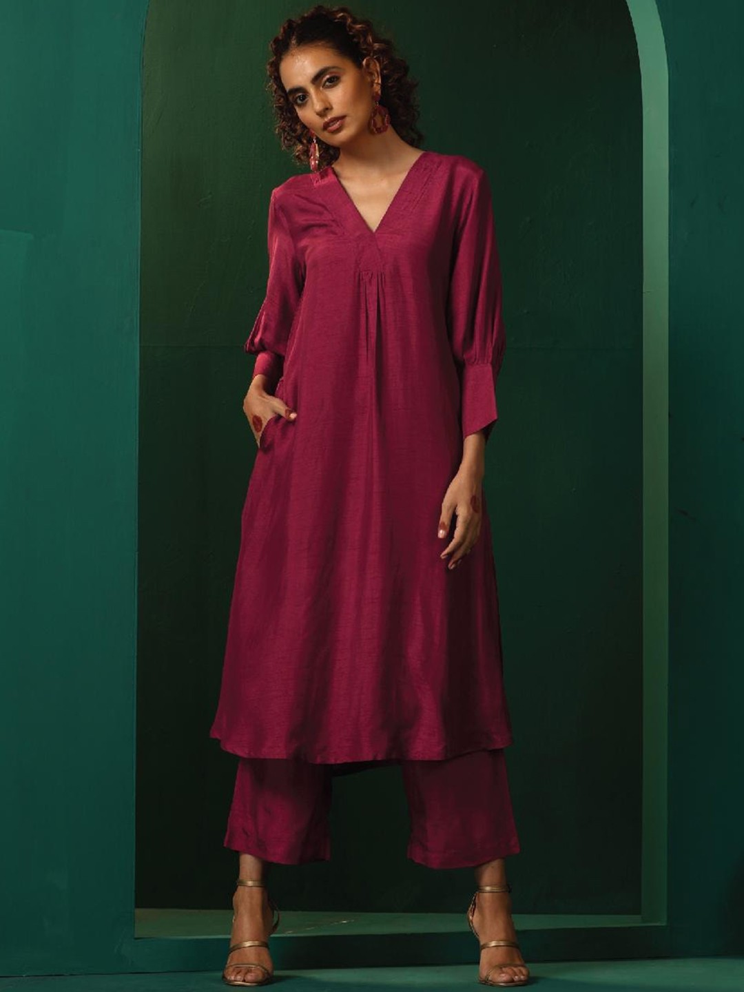 

trueBrowns V-Neck Puffed Sleeves Kurta with Trousers, Maroon