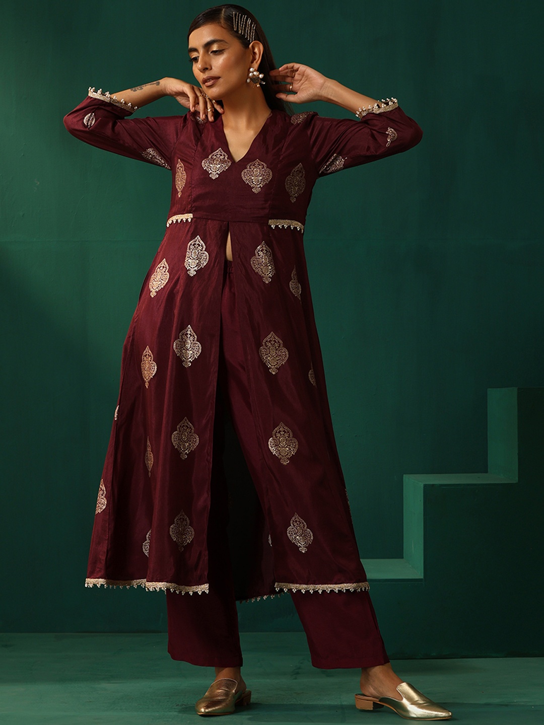 

trueBrowns Ethnic Motifs Printed Regular Kurta With Trousers, Burgundy