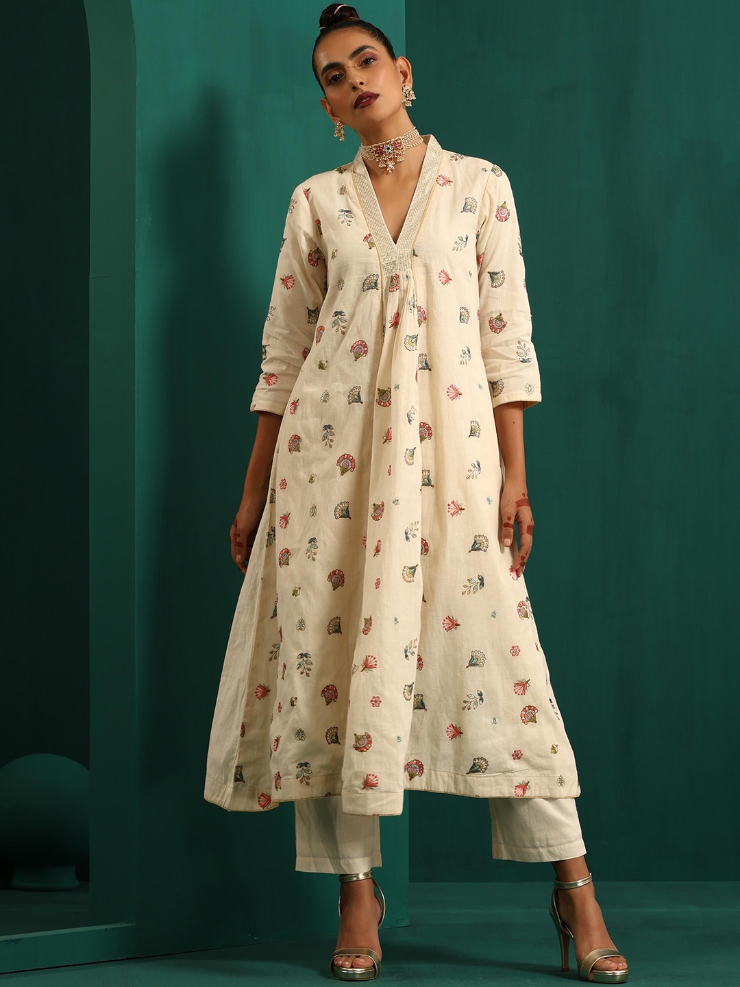 

trueBrowns Floral Printed Regular Pure Cotton Kurta With Trousers, Off white