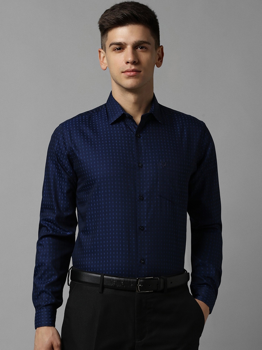 

Allen Solly Slim Fit Micro Ditsy Printed Pure Cotton Formal Shirt, Navy blue