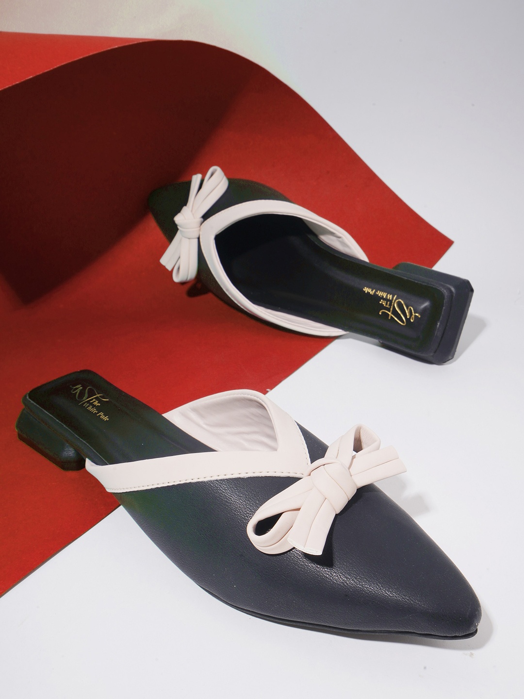 

THE WHITE POLE Bow Detailed Block Mules, Black