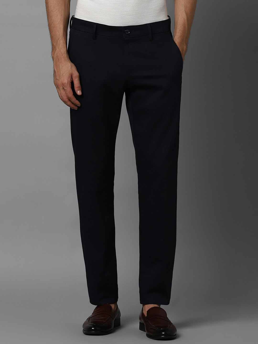 

Allen Solly Men Slim Fit Mid-Rise Regular Trousers, Navy blue