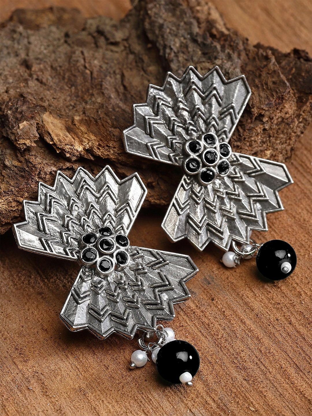 

KARATCART Black Contemporary Studs Earrings