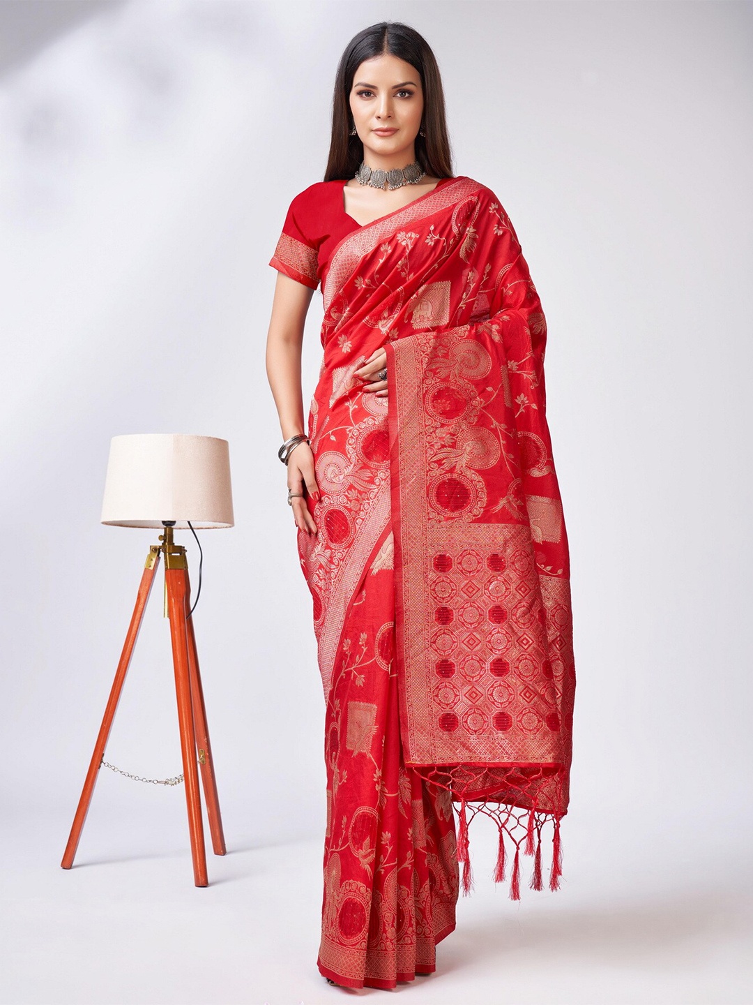 

Sweet smile Fab Floral Woven Design Zari Art Silk Saree, Red