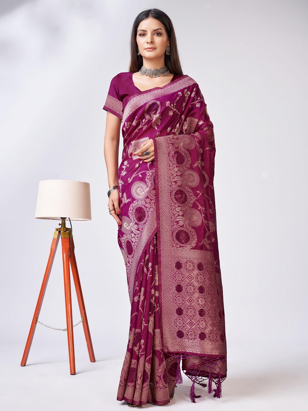 

Sweet smile Fab Floral Woven Design Zari Art Silk Saree, Burgundy