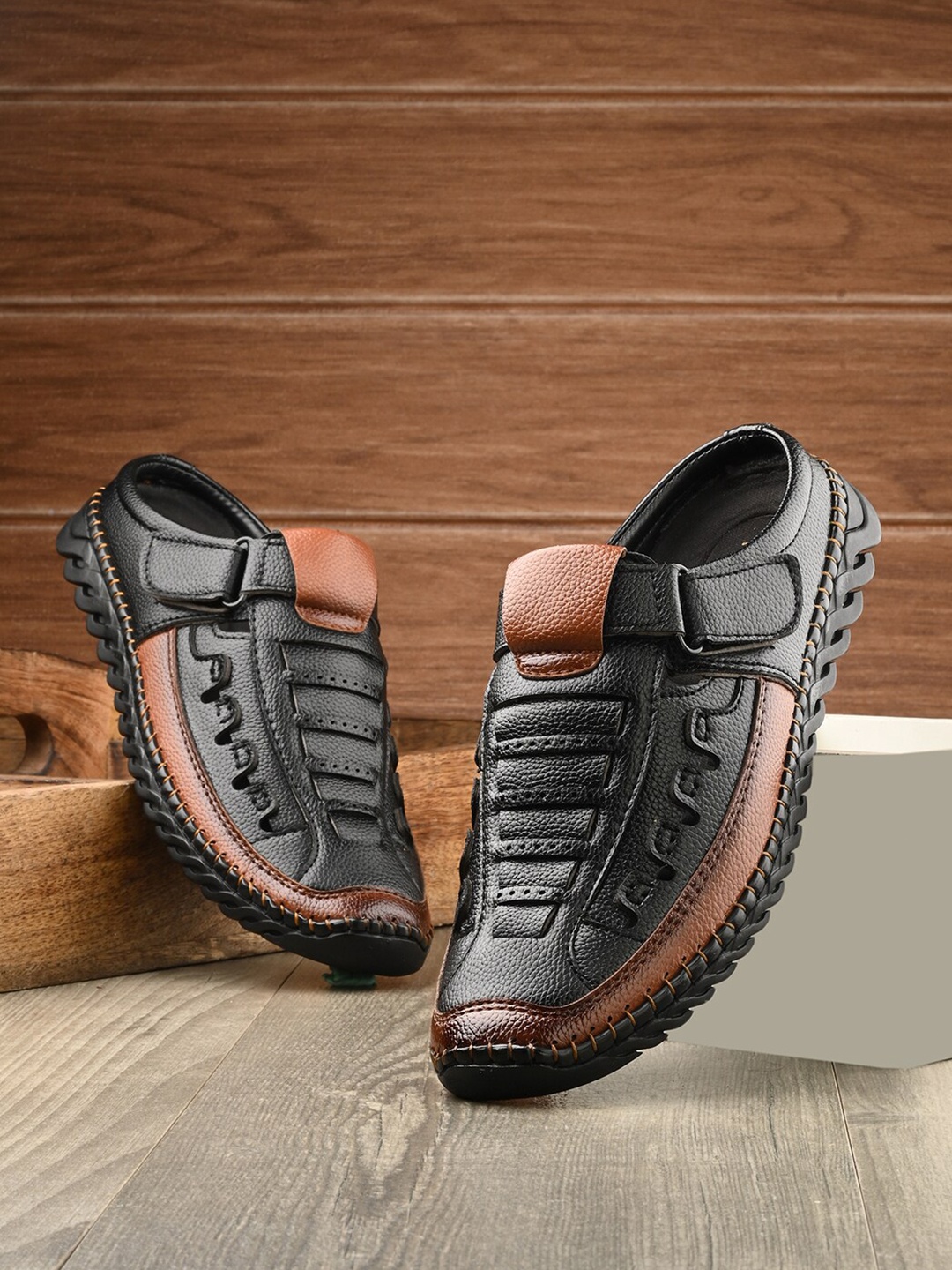 

The Roadster Lifestyle Co. Men Textured Shoe Style Sandals, Black
