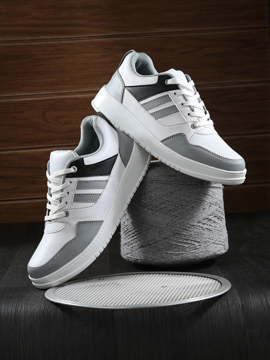 

The Roadster Lifestyle Co. Men Colourblocked Lightweight Sneakers, White