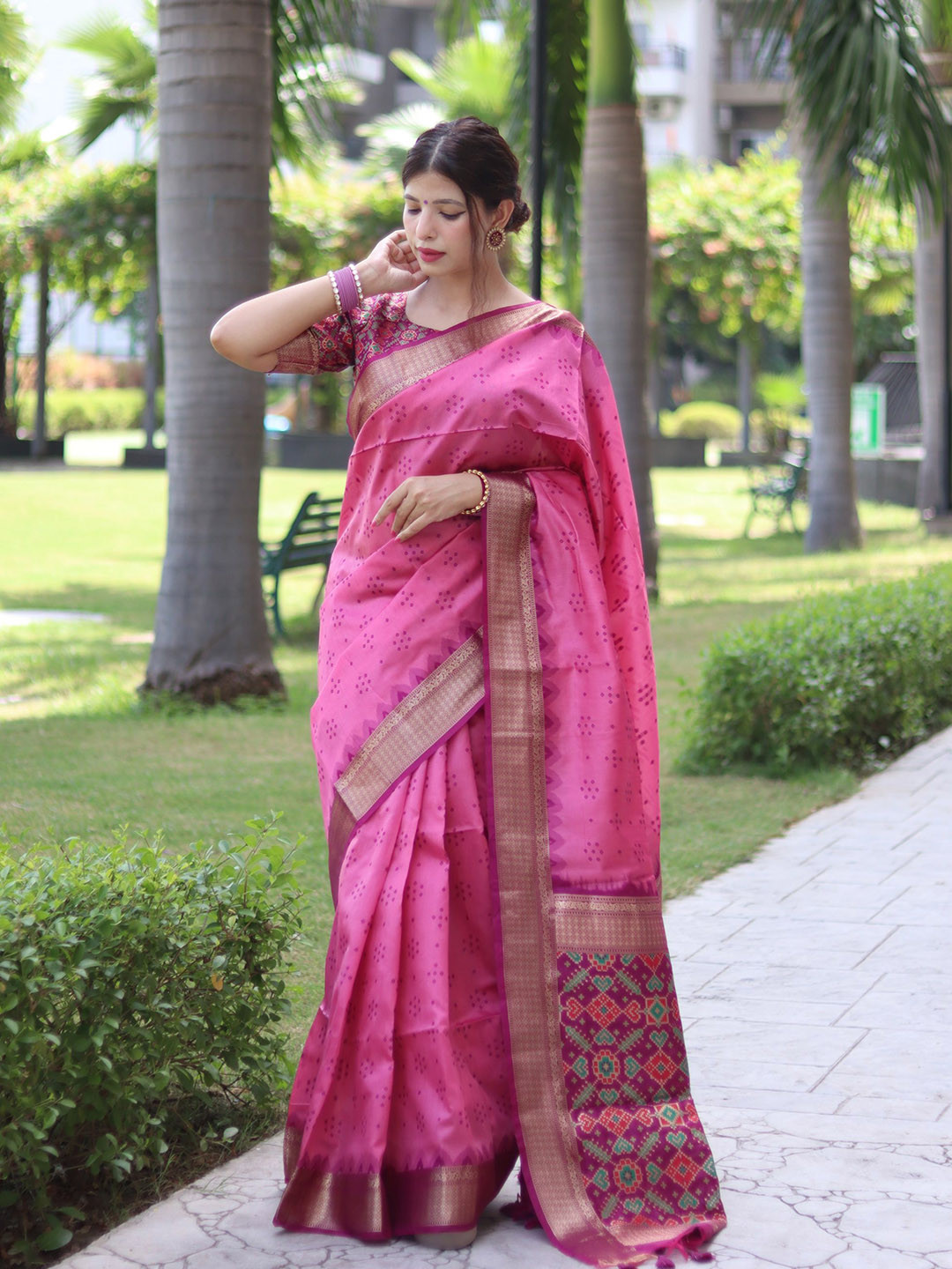 

VISHNU WEAVES Bandhani Printed Zari Patola Saree, Pink