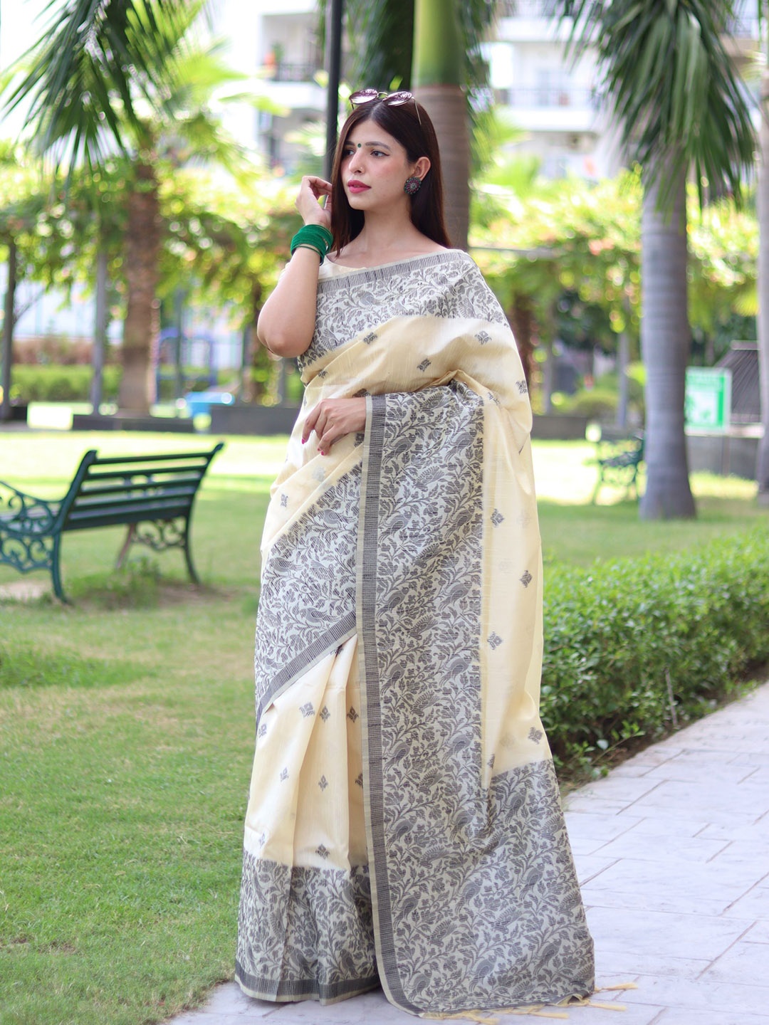 

VISHNU WEAVES Ethnic Motifs Woven Design Bhagalpuri Saree, White