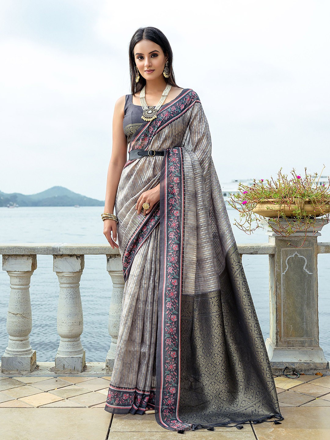

VISHNU WEAVES Ethnic Motifs Printed Zari Silk Cotton Saree, Grey