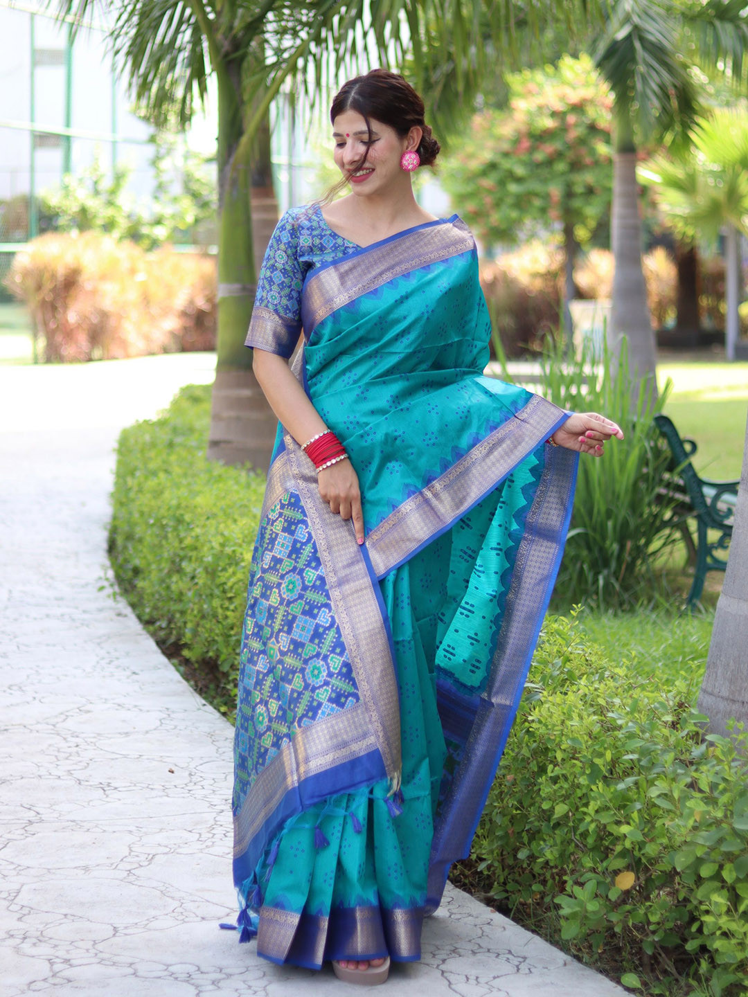 

VISHNU WEAVES Bandhani Printed Zari Patola Saree, Turquoise blue