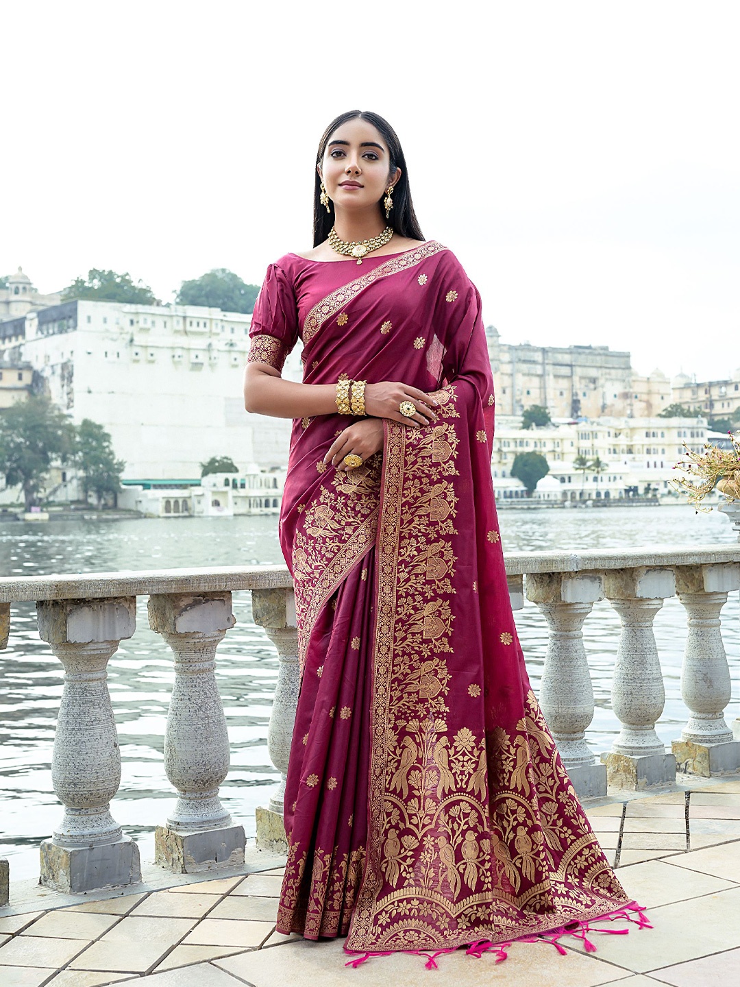 

VISHNU WEAVES Woven Design Zari Saree, Maroon