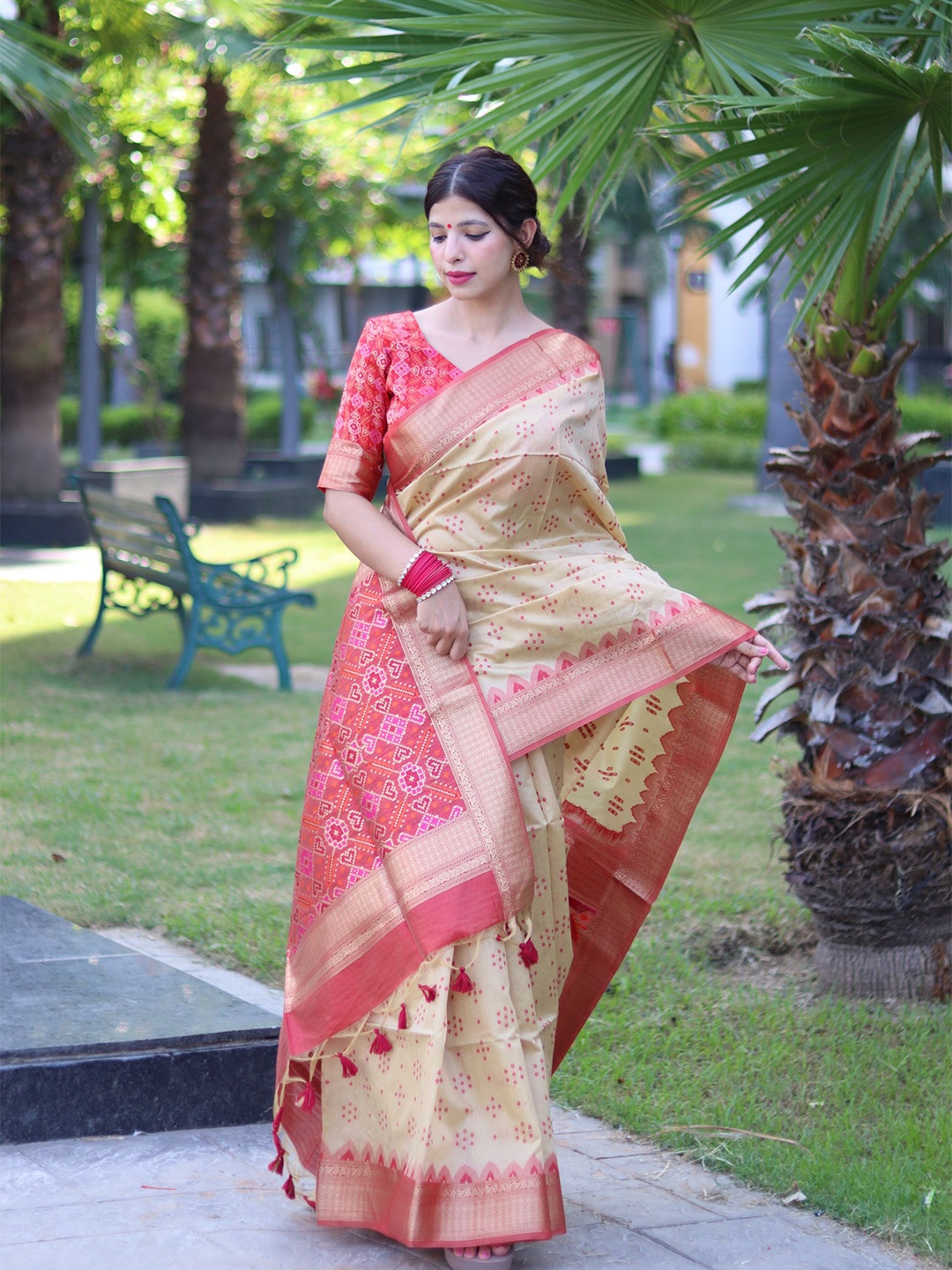 

VISHNU WEAVES Bandhani Printed Zari Patola Saree, Cream