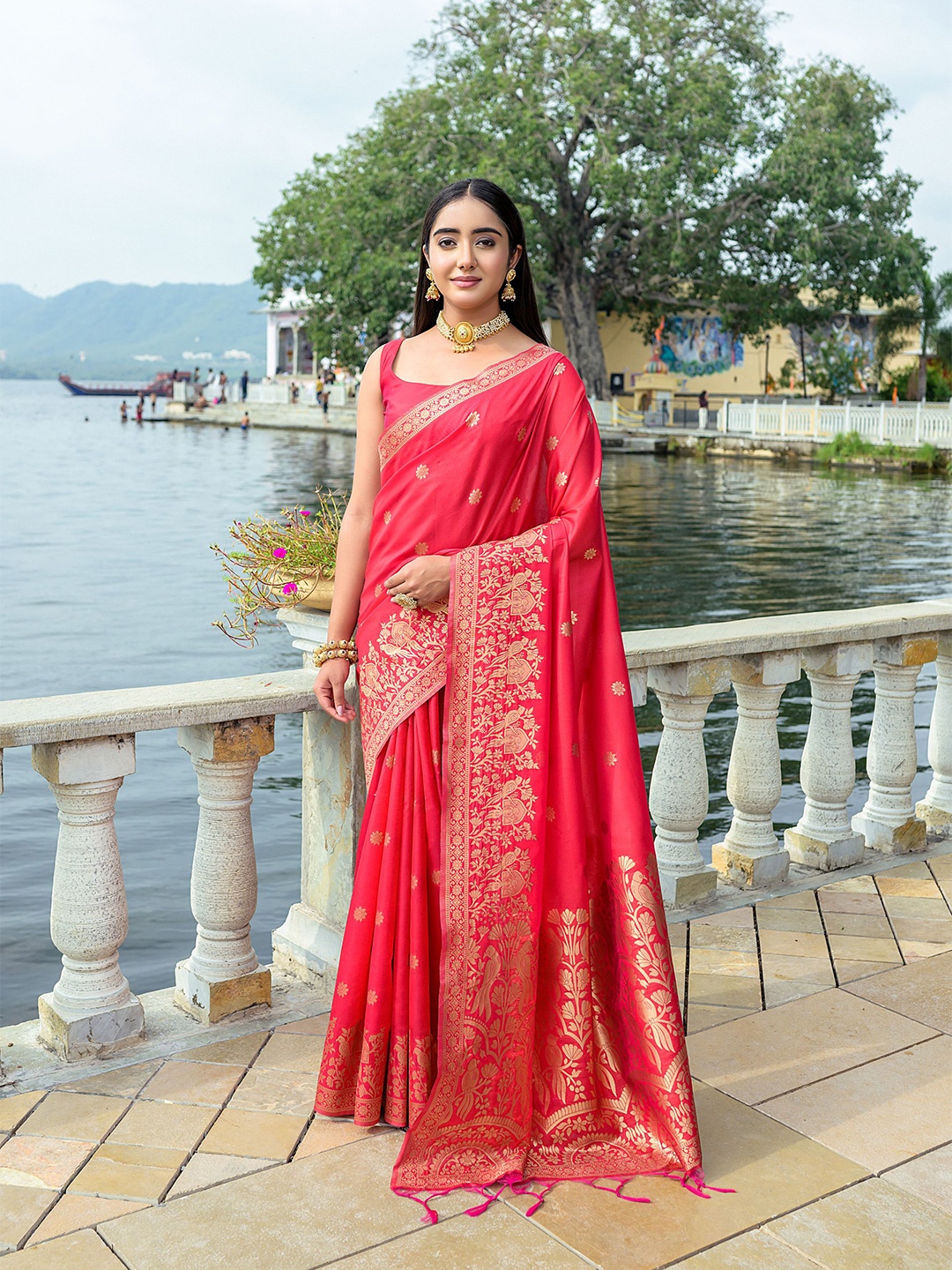 

VISHNU WEAVES Woven Design Zari Bhagalpuri Saree, Red