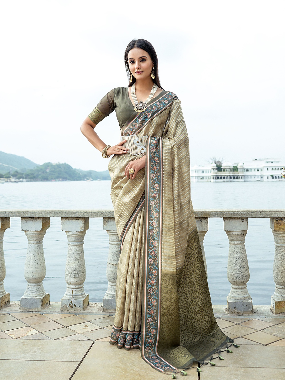 

VISHNU WEAVES Woven Design Zari Silk Cotton Saree, Olive