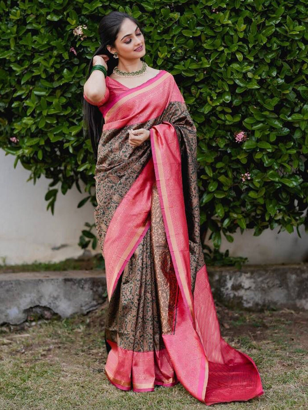 

KALINI Ethnic Motifs Woven Design Zari Banarasi Saree, Green