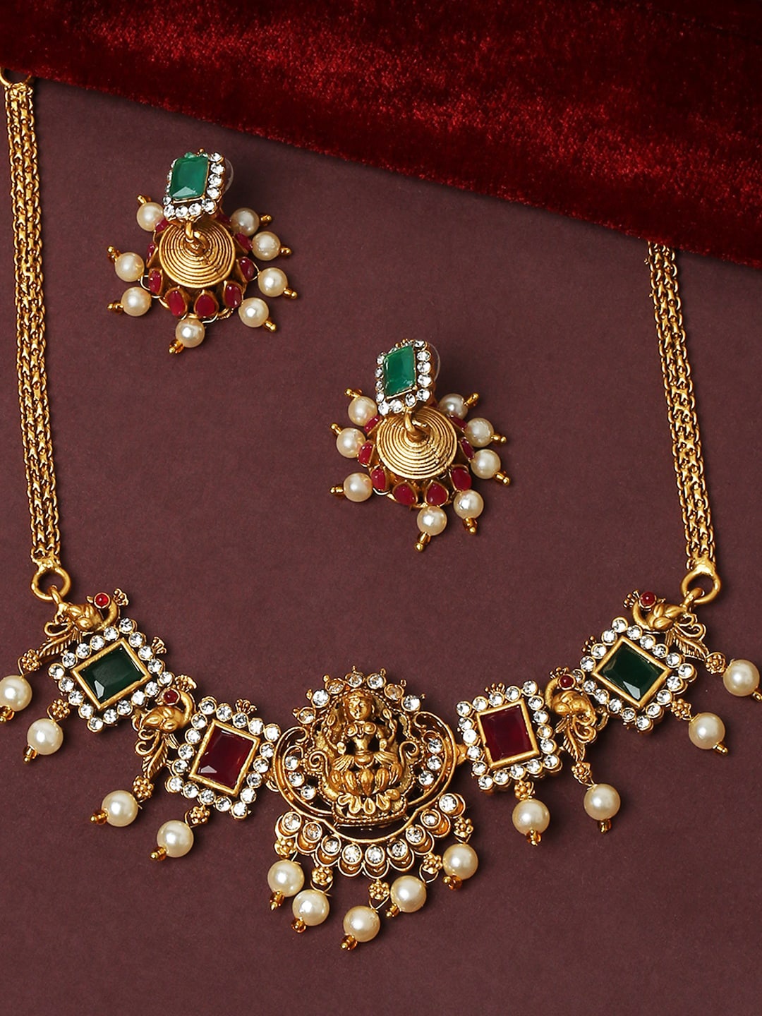 

OOMPH Women Gold Plated Stone Studded & Beaded Jewellery Set