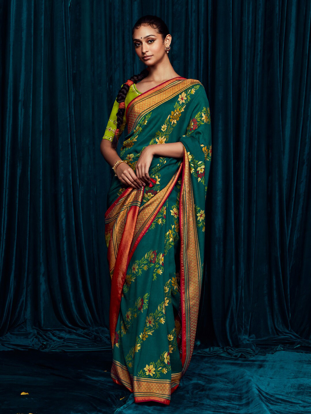 

Mitera Teal Blue & Red Floral Printed Brasso Sungudi Saree