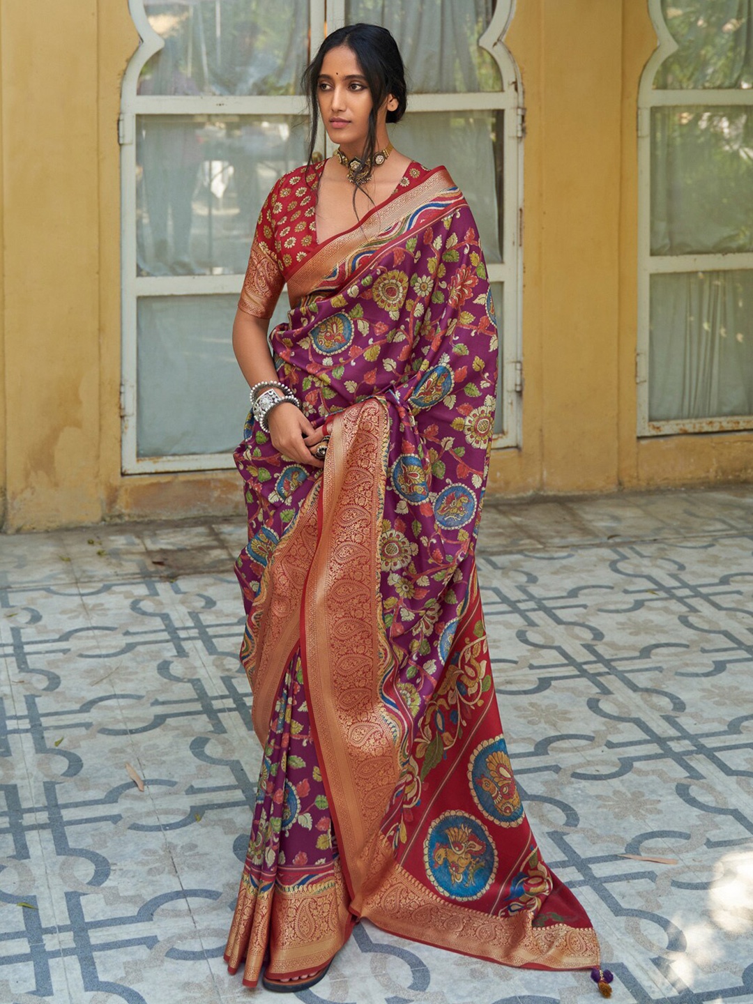 

Mitera Floral Printed Zari Silk Blend Sungudi Saree, Purple