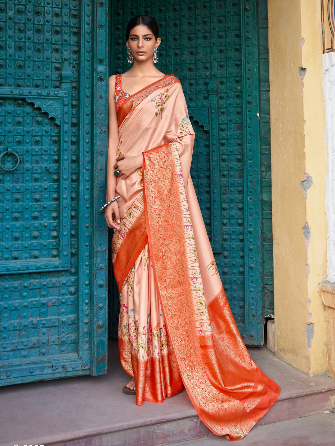 

Mitera Floral Printed Zari Sungudi Saree, Peach