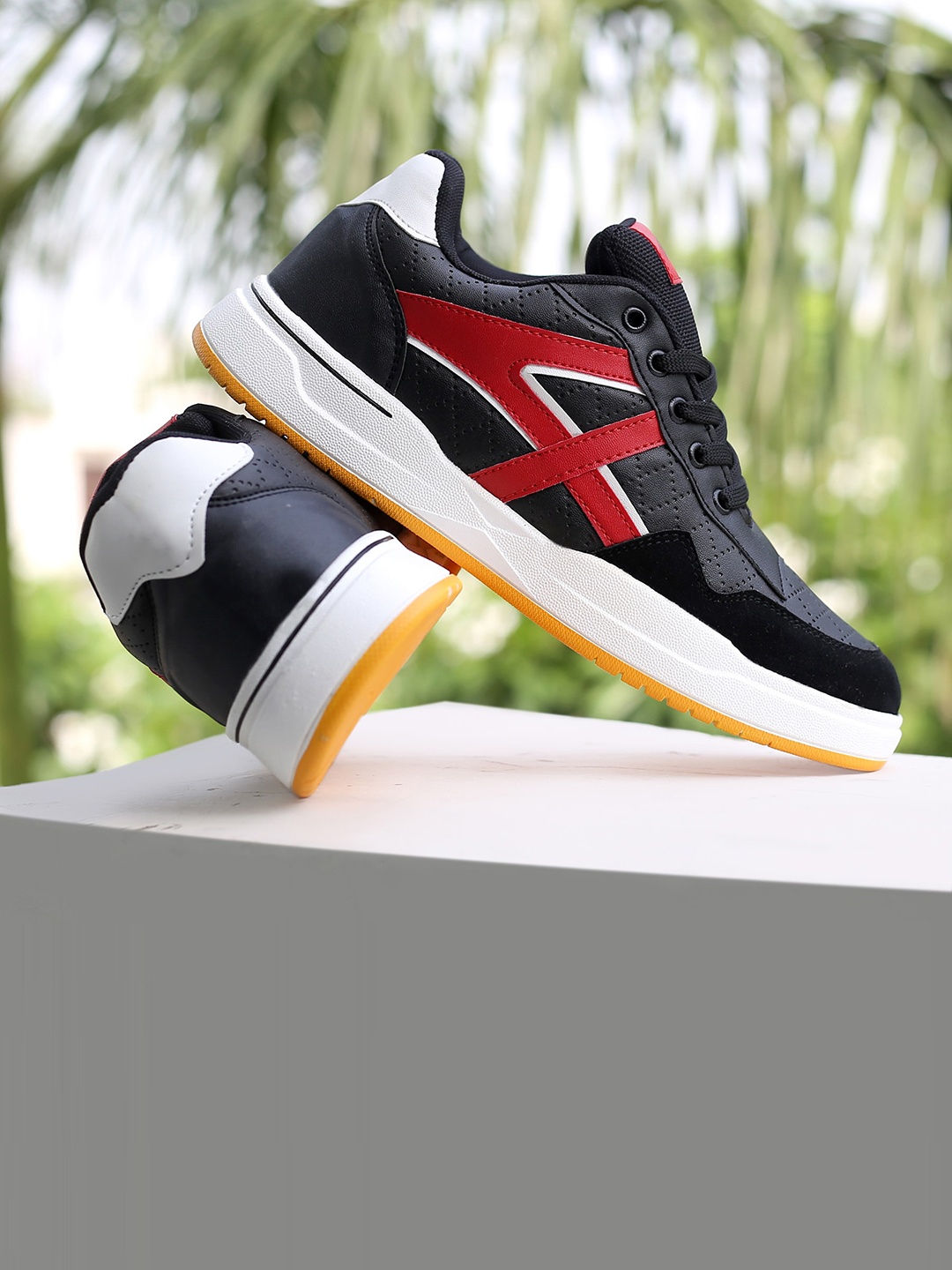 

The Roadster Lifestyle Co. Men Black & White Perforated Lightweight Skates Street Sneakers