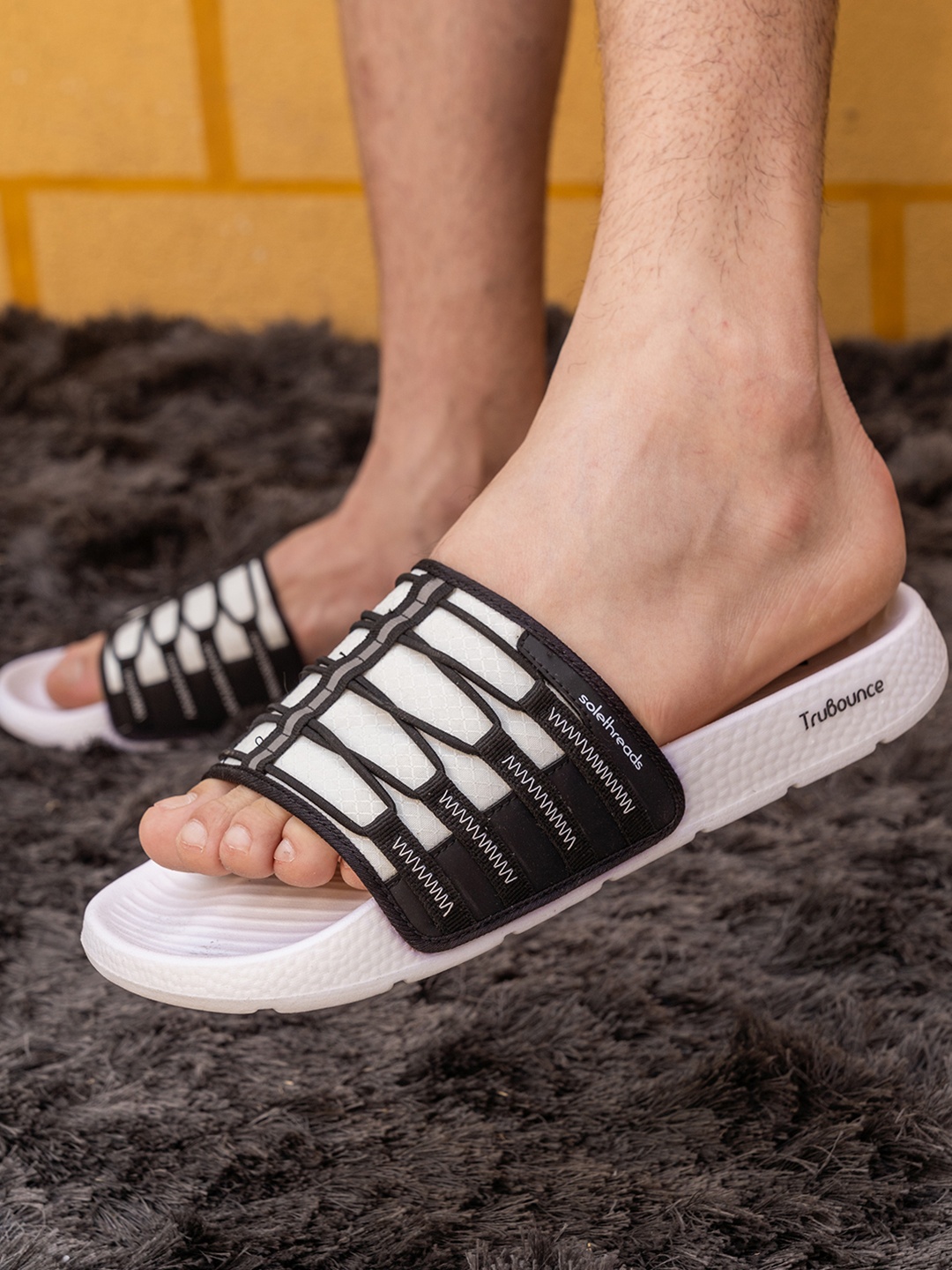 

Solethreads Men CIRRUS Mesh Hyperburst Footbed Slides, White