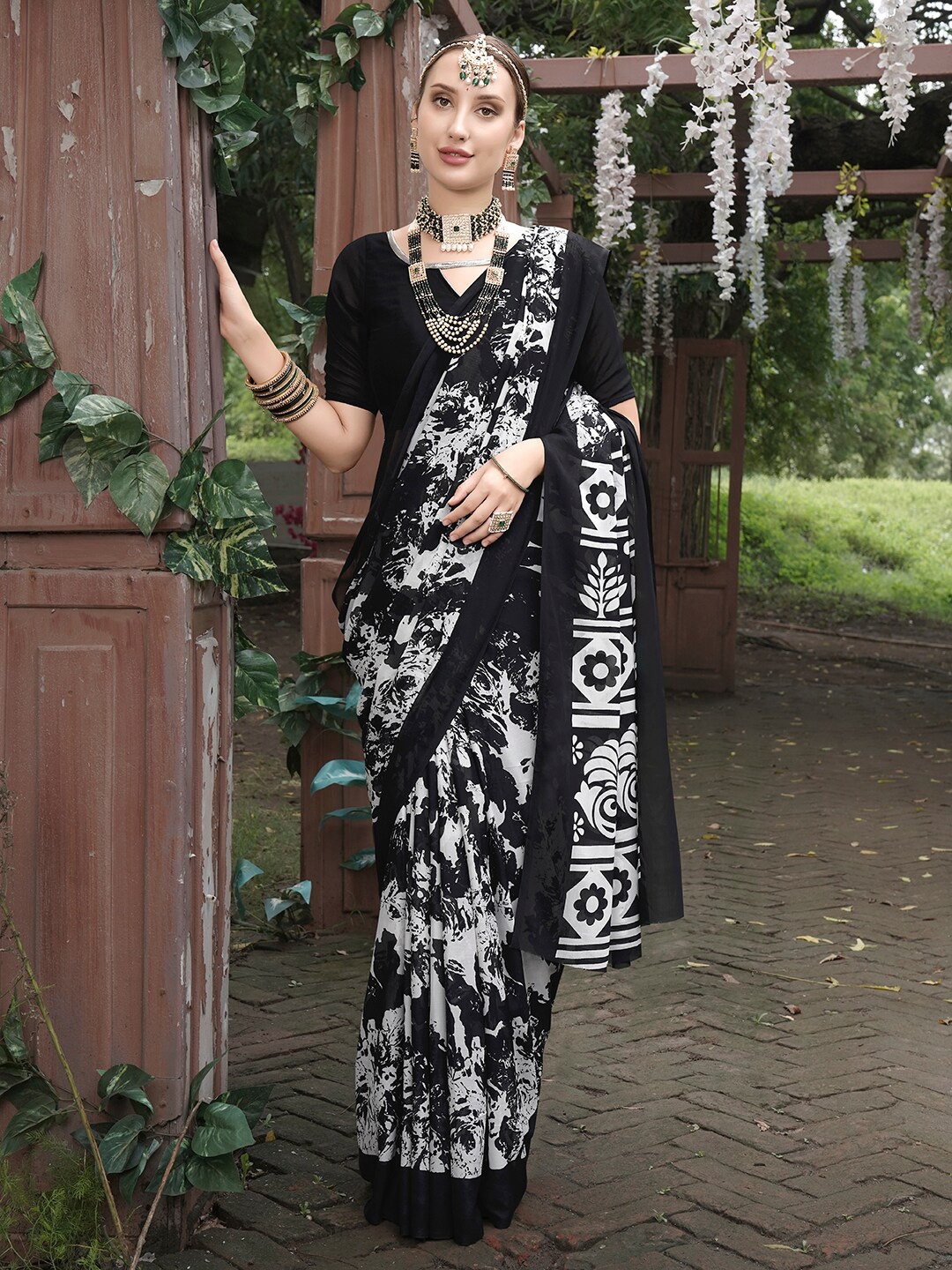 

Anouk Rustic Black & White Abstract Printed Art Silk Saree