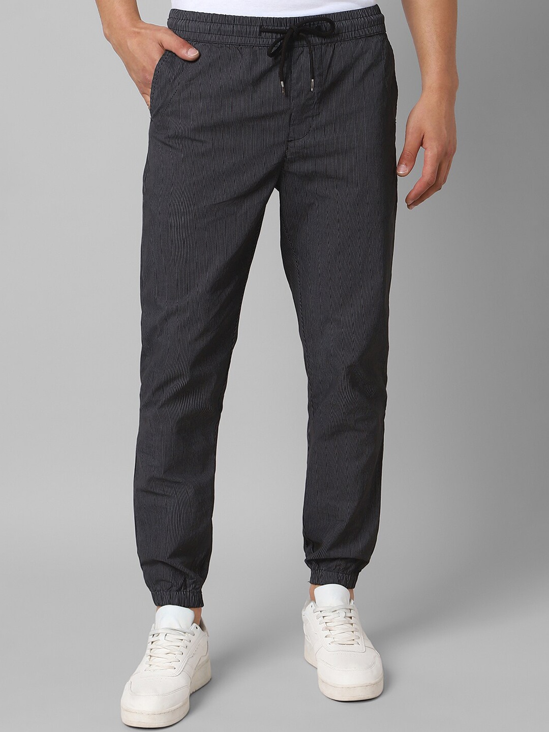 

People Men Striped Pure Cotton Slim Fit Joggers, Black